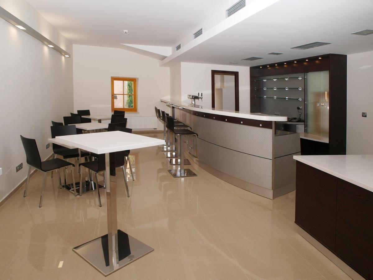 Hotel Budweis ภายนอก รูปภาพ